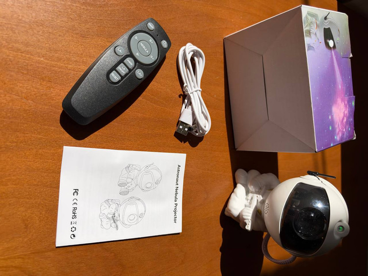 چراغ خواب کهکشانی فضانورد Astronaut Nebula Projector | مدل نشسته گیتار به دست با ریموت کنترل